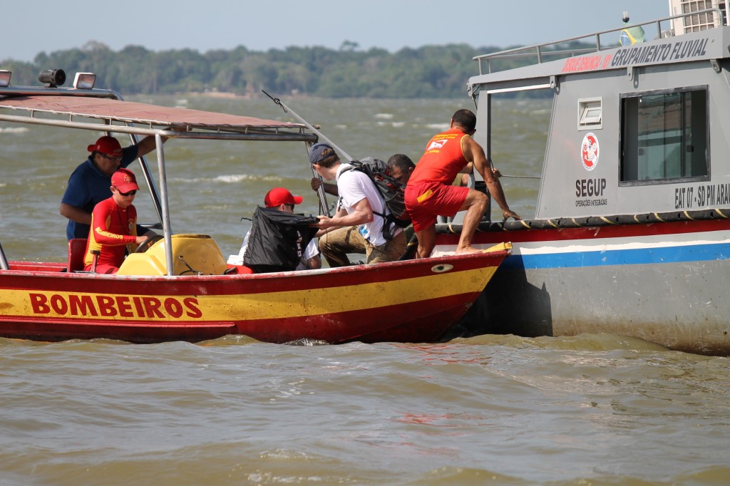 Boats of the bombeiros (fire brigade) and the police participate.