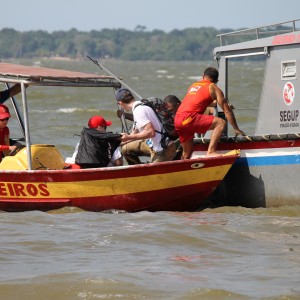 Boats of the bombeiros (fire brigade) and the police participate.
